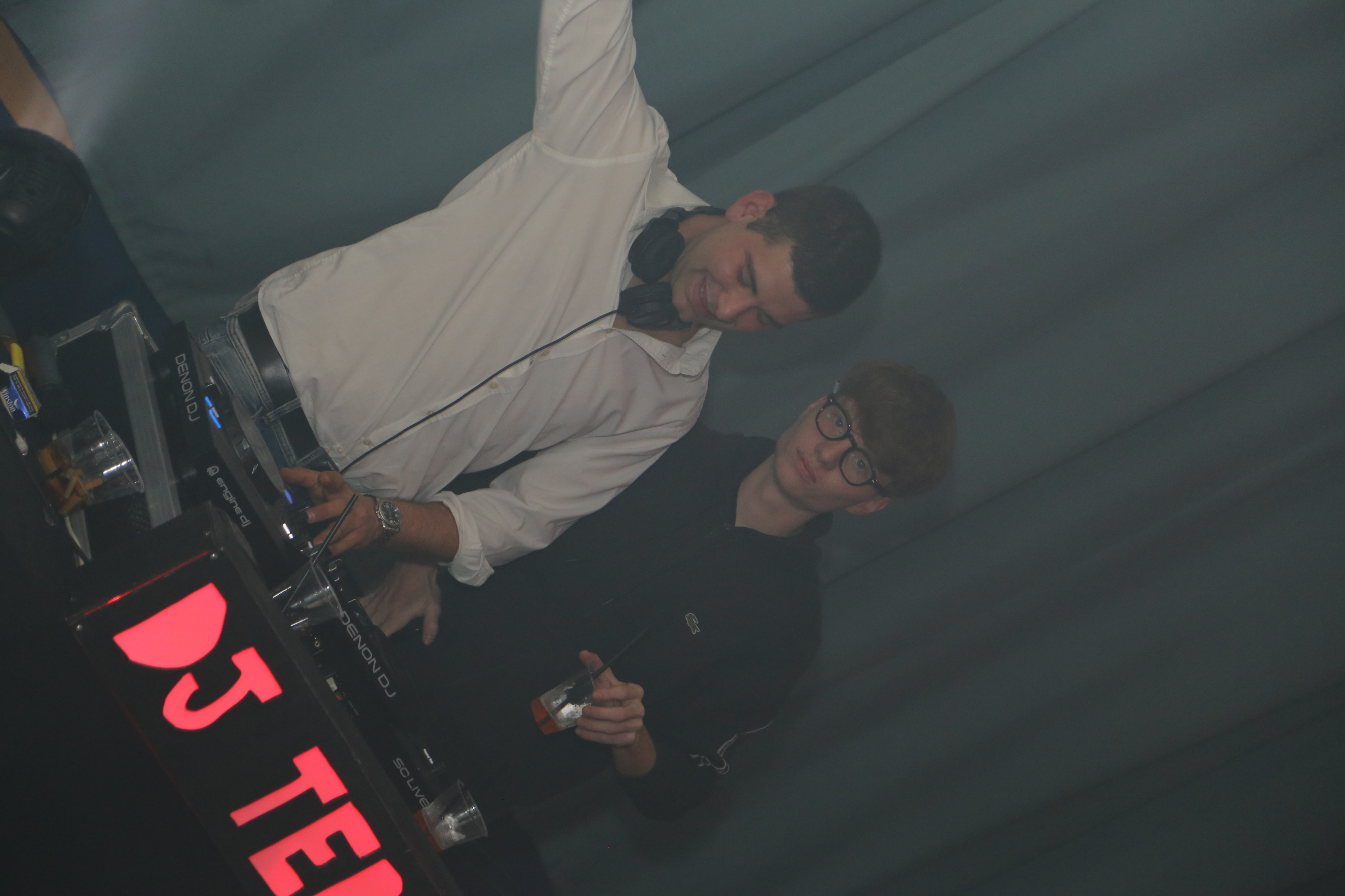 DJ TERRA alla console durante un evento